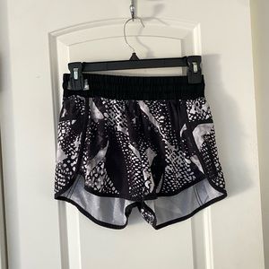 LULULEMON TRACKER SHORT 4 INCH